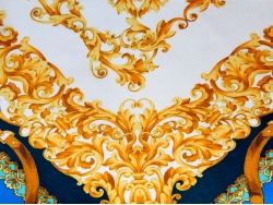  Платок шейный с золотым узором на белом фоне в центре