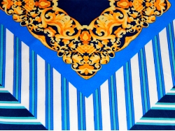  Платок шейный синего цвета с золотым рисунком в центре